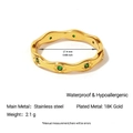 Bague ondulée en acier inoxydable plaqué or 18 carats avec zircons verts étoilés - Or Vague Avec Zircon Vert Étoilé (YR40_1_7)