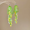 Pendientes artesanales de cuentas con forma de glicinia en color verde y blanco para playa - Cuentas de Flores Verdes (Aguja de plata)