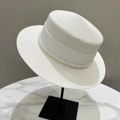 Detalle de sombrero boater blanco con cinta plisada y perlas para mujer - Blanco