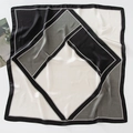 Foulard quadrato in seta con motivi geometrici bianchi e neri e bordo a pois - Geometrico Nero Bianco