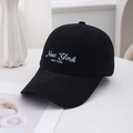Vue détaillée de la casquette de baseball en coton noir avec broderie New York blanche - Noir