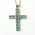 Collana religiosa a croce in rame con gemme azzurre quadrate e catena dorata da donna - Celeste