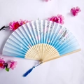 Chinesischer Faltfächer mit blauem Farbverlauf, Kirschblüten, Schmetterling und Quaste - Blau Weißer Farbverlauf Kirschblüte Schmetterling