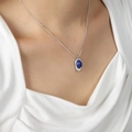 Collier chaîne serpent argentée avec pendentif en pierre naturelle bleue sur un mannequin - Collier (P386) / Collier Argent / 40+5cm