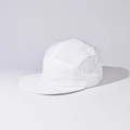 Vue détaillée du chapeau de camp blanc à 5 panneaux avec évents latéraux et étiquettes - Blanc