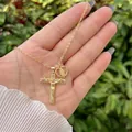 Dettaglio macro della collana a croce dorata con zirconi e ciondolo cuore di Maria - Pendenti Croce In Zircone Rettangolare E Cuore Maria / Oro