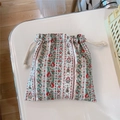 Dettaglio della borsa con coulisse in stile pittura a olio vintage con stampa floreale rossa - Strisce Verticali Foglie Verdi