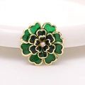 Vue macro d'un accessoire floral en acrylique avec pétales en cœur et diamant - 37mm / Vert