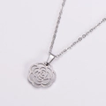 Collana con ciondolo a forma di rosa d'argento, finitura opaca testurizzata e catena a maglie - Color Acciaio