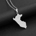 Dettaglio del ciondolo a mappa del Perù in argento con incisi i nomi delle città su supporto - Città Incisa / Color Acciaio