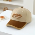 Dettaglio del ricamo 'Andyou' su cappello da baseball in tela cachi e marrone per bambini - Bambino 3-6 Anni / Cachi