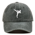 Vista detallada del bordado blanco de artes marciales en una gorra de béisbol gris desgastada - Verde