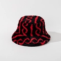 Primer plano del gorro de pescador de felpa a rayas con textura suave de piel sintética - M (56-58cm) / Rojo