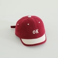 Detailansicht einer weichen Baby-Baseballkappe in Rot und Weiß mit 'ok'-Stickerei - Burgunderrot