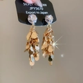Dettaglio di orecchini in argento 925 con cristalli e paillettes in metallo dorato - Stile Nappina a Goccia d'Acqua (Perno in Argento) / Oro