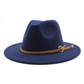 Dettaglio cappello fedora blu scuro con fascia intrecciata marrone e fibbia oro - Blu navy