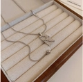 Collana a doppio strato argentata con ciondolo rettangolare e design del logo a rilievo - Collana a Doppio Strato con Logo Doppia C e Placca Rettangolare Argento