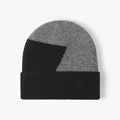 Gorro de punto de invierno con un audaz diseño geométrico de bloques en negro y gris - Negro