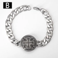 Dettaglio di un bracciale da uomo a catena cubana in acciaio con medaglione a croce vintage - B-Croce / 18cm Lunghezza x 12mm Larghezza
