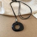Collana lunga minimalista con pendente circolare nero e chiusura in metallo argento - Stile 35 (35#)