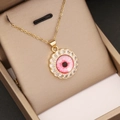 Nahaufnahme der 18K vergoldeten Halskette mit rosa Evil Eye Anhänger in einer Schmuckbox - Rosa Sweetheart Auge (8#)
