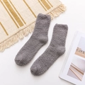 Dicke graue Korallenvlies-Socken für den Winter, warm und weich auf weißem Grund - Einheitsgröße / Hellgrau