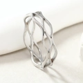 Minimalistischer Ring aus Titanstahl mit ineinander verschlungenem Wellenmuster - US 6 / Stahlfarbe