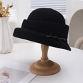 Elegante cappello a secchiello in paglia nera da donna con fiocco su base in legno - Nero