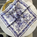 70 cm blau-weißes Toile-de-Jouy-Seidentuch auf einem weißen Marmortisch - Blaues Toile-de-Jouy-Muster (70H-152)