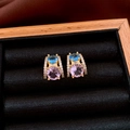 Détail des boucles d'oreilles en C avec pierres précieuses bleues et roses en boîte à bijoux - Incrustation de Pierres Précieuses Rondes Bicolores