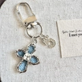 Portachiavi vintage in metallo argento con croce in denim e ciondolo numero 5 con strass - Croce di Perle