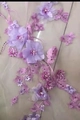 Elegantes lavendelviolettes Abendkleid mit detaillierten 3D-Blumen-Spitzenapplikationen - US size 2 (S) / Lila