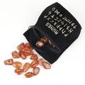 Set de piedras rúnicas de ágata roja con símbolos dorados en bolsa de terciopelo negro - Ágata roja
