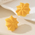 Schattige gele hars ster koekje oorknopjes op een witte schelpvormige schaal - Soesje Ster