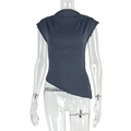 Detail van donkergrijze mouwloze asymmetrische top met geplooide schouders op een paspop - S / Zwart