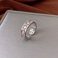 Detalle macro del anillo de flor bañado en oro con diseño geométrico y circonitas - Anillo Abierto de Flor Calada (Chapado en Oro Real) / Plateado