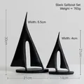 2er Set matte schwarze abstrakte Segelboot-Skulpturen aus Harz in groß und klein - Schwarz