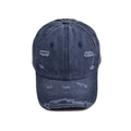 Dettaglio cappello da baseball slavato con fori consumati e trama in denim stile vintage - 56-60cm (Regolabile) / Blu navy