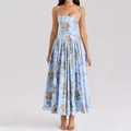 Dettaglio ravvicinato dell'abito floreale azzurro con fiori arancioni e vita aderente - XS / Celeste