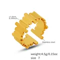 Makrodetail eines 1 cm breiten, unregelmäßigen, goldenen Edelstahlrings mit 4,5 g Gewicht - Größe 7 (Einstellbar) / Gold