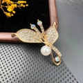 Broche papillon dorée élégante avec perle nacrée et cristaux brillants sur velours - BZ080 Papillon Doré