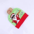 Detalle de gorro navideño verde con luces LED y estampado de Papá Noel con gafas - Estilo Papá Noel con Gafas de Sol