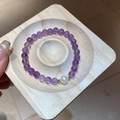 Amethyst bead bracelet with central white pearl and gold spacers on a wooden tray - 58# Single Pearl Amethyst Bracelet