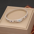 Silberner Evil Eye Armreif mit blauem Edelstein und Kristallen auf einer Schmuckschatulle - Klassisch Offen Blau Stein Stil(3#)