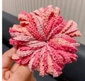 Détail d'un chouchou multicouche dans les tons roses avec une texture tricotée - Rose Bord Festonné (1 Paquet de 50)