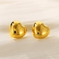 Gepolijste gouden hartvormige roestvrijstalen oorknopjes op beige stoffen achtergrond - 23*22mm / Gouden Hart Stijl (KE112209-K)