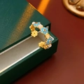 Λεπτομέρεια macro από επιχρυσωμένο δαχτυλίδι 18k με μπλε λουλούδια σμάλτου και χάντρες - Χρυσό Δαχτυλίδι (Πραγματική Επιχρύσωση)