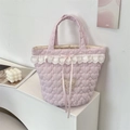 Detailansicht der rosa gesteppten Tasche mit weißer Spitze und Schleifenverzierung - Herz rosa Streifen