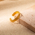 Anello aperto dorato con motivo vintage a rilievo su sfondo di pietra strutturata - Stile Oro (TL-R0674-02)