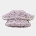 Dettaglio del cappello di peluche lavanda con orecchie di agnello e calda pelliccia sintetica - Viola Chiaro